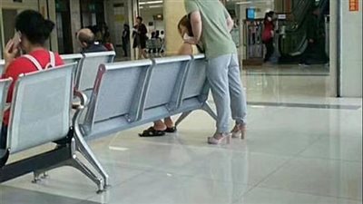 بالصور.. شاب يثير ضجة بارتداء حذاء حبيبته ذي الكعب المرتفع