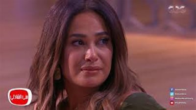 بالفيديو.. هند صبري تحتضن فتاة روت تجربتها مع السرطان