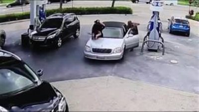 بالفيديو.. رد فعل امرأة سرق لص حقيبتها