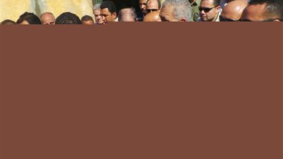 بالصور .. محلب يتفقد إحدى القرى الفقيرة بأبو تيج وسط هتافات باسم السيسي