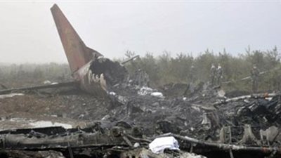 تحطم طائرة نقل في قاعدة 