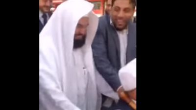 بالفيديو.. «إنسانية الشيوخ».. مبروك عطية يساعد سيدة في «قلي الطعمية» بالشارع.. «متولي الشعراوي» ينظف حمامات المساجد.. و«إمام الحرم المكي» يقود كرسيا لمسن قعيد ف