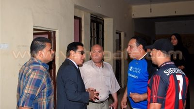بالصور.. محافظ الشرقية يجازى عددا من العاملين بمركز كفر صقر