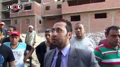 بالفيديو.. مواطنو العقارات المخالفة بالمسلة يلتفون حول 