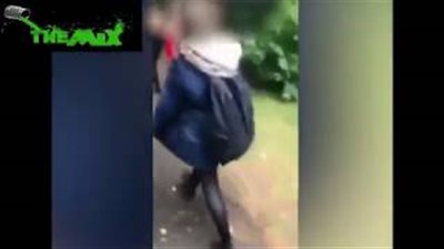 بالفيديو .. لحظة اعتداء مراهقة على زميلتها وتصويرها