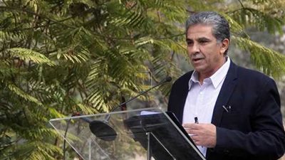 وزير البيئة عن انتشار القمامة: العمال بيسيبوا الشغل ويجمعوا بلح