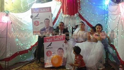 بالصور.. رفع صور مرشح المصريين الأحرار خلال حفل زفاف بإمبابة