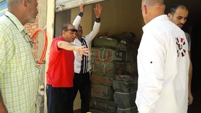 حي المناخ يغلق ٤ محال للملابس المعدة للتهريب