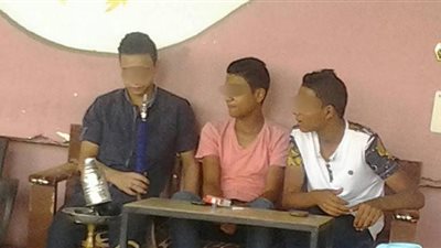 بالصور.. طلاب يهربون من «الفسحة» لتدخين الشيشة والسجائر ببني سويف