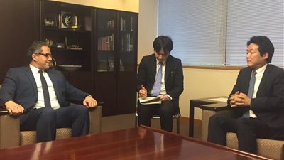 «العناني» يلتقي وزير الدولة الياباني للشئون الخارجية