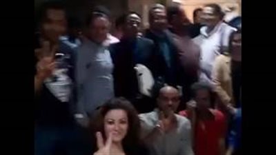 بالفيديو.. عمرو بدر يحتفل بإخلاء سبيل «السقا» أمام نيابة شبرا