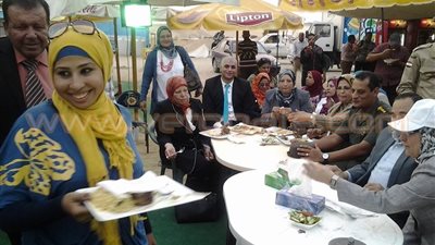 بالصور.. وزيرة القوى العاملة تتناول وجبة الغداء بقناة السويس الجديدة