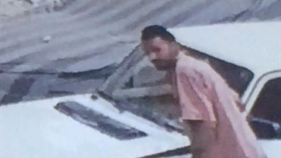 بالفيديو والصور.. حرامي جسر السويس يسرق بطارية سيارة في وضح النهار