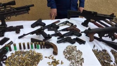 سقوط 40 متهما بحوزتهم أسلحة نارية ومخدرات بالجيزة 