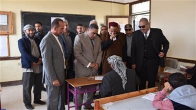 محافظ مطروح يتفقد لجان الامتحانات بالسلوم
