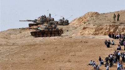 بالفيديو والصور..الجيش التركي يطوق القرى الحدودية مع سوريا