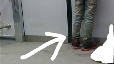 رد فعل امرأة وطفلها مع صبي حافى القدمين بمترو الأنفاق (صور)