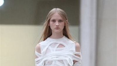 بالصور.. مصمم أزياء يثير ضجة بتصاميم تشبه ملاءات السرير