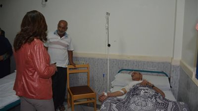 محافظ دمياط تطمئن على مصابي انهيار عقار بمدينة عزبة البرج