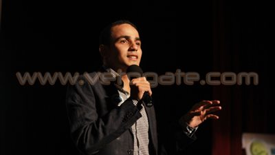 بالفيديو والصور.. الشاعر محمد إنسان يُبكي الحضور في مؤتمر «نوبل للموسم السابع»