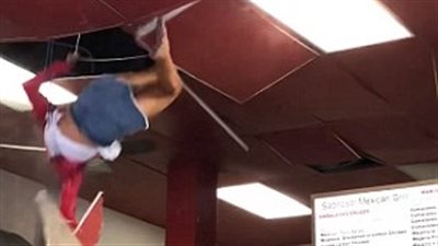 امرأة تخترق سقف مطعم في مشهد غريب (فيديو وصور)