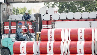 النفط يهبط أكثر من 4% بفعل جني الأرباح وزيادة إنتاج أوبك