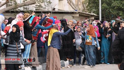 بالصور .. كرّ وفرّ بين طالبات الجماعة 