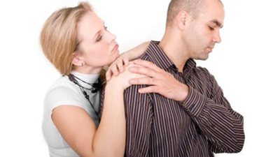 10 تصرفات تكشف إصابة «الزوج» بالملل