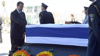 بالفيديو.. سفير أمريكا بتل أبيب يلقي نظرة الوداع على «بيريز»