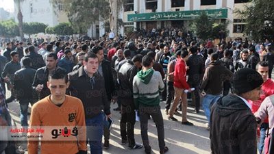 «واأزهرااااه».. طالبات «الإخوان» يعثن في الجامعة فسادًا.. طلاب الجماعة يهاجمون الأمن بالشماريخ.. فتيات «الإرهابية» يحطمن أبواب «الهندسة» بالمقاعد الخشبية.. المو