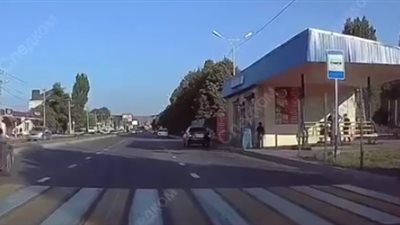 لقطات مفجعة لسيارة مسرعة تطيح بأم وأطفالها (فيديو)