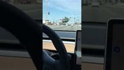 فشل اختبارات سيارة تيسلا ذاتية القيادة (فيديو)