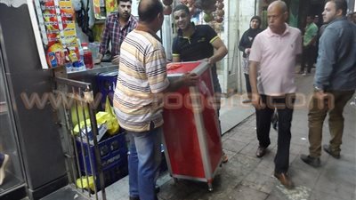 بالصور.. «حي القاهرة» يشن حملة لرفع الإشغالات بـ«شامبليون ومعرو ف»