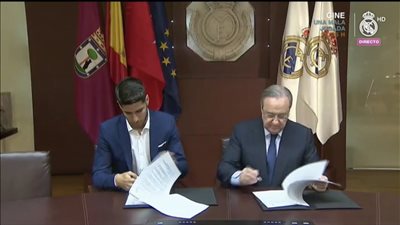 بالصور.. أسينسيو يوقع على عقود التجديد لريـال مدريد حتى 2023