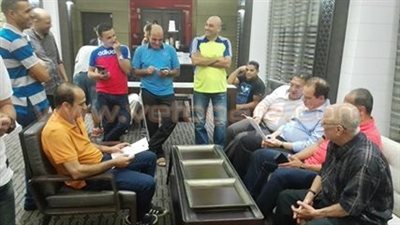 بالصور.. نائب رئيس الزمالك يطمئن على بعثة الإعلاميين بالسوبر