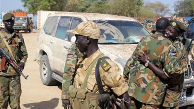 مسلحون مجهولون يحتجزون صحفيين من 