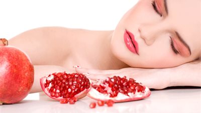 قناع «الرمان وزيت الأفوكادو» لبشرة نضرة وجسد ناصع البياض