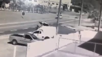 لحظة مصرع سائق دراجة نارية تعرض لحادث تصادم مروع (فيديو)