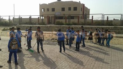 بالصور.. عمال مدرسة «العكور» يستغلون الطلاب في أعمال النظافة بالشيخ زويد