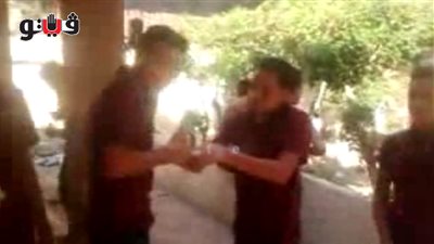 بالفيديو.. طلاب المطرية يشترون السجائر بفناء المدرسة