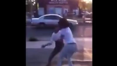 فتاة تنهي شجار مع أخرى بضربة قاضية (فيديو)