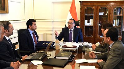 مدبولي يبحث مع وزير الرياضة خطة تطوير إستاد القاهرة