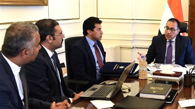 الحكومة تناقش الاستثمار في مراكز الشباب بإنشاء محال تجارية