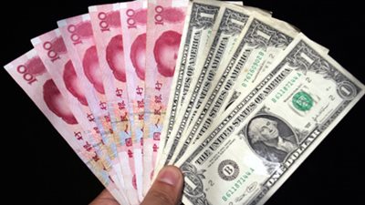 الين يتراجع أمام اليورو والدولار