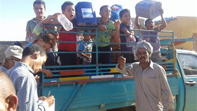 أهالي المحمودية يلجئون لنهر النيل بعد انقطاع المياه عن المنازل