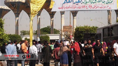 بالصور.. طلاب جامعة القناة يمنعون الموظفين من الدخول