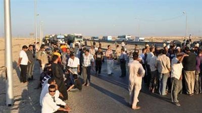 أهالي قرية العدلية يقطعون طريق 