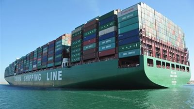 عبور أكبر سفينة حاويات المجري الملاحي لقناة السويس