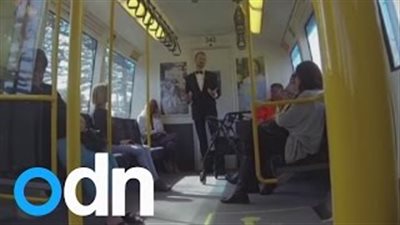 بالفيديو.. شاب ينشر رسالته عن السعادة بالرقص في محطة قطار