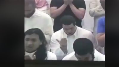 رد فعل شاب مصاب بمتلازمة داون أثناء بكاء المصلين (فيديو)